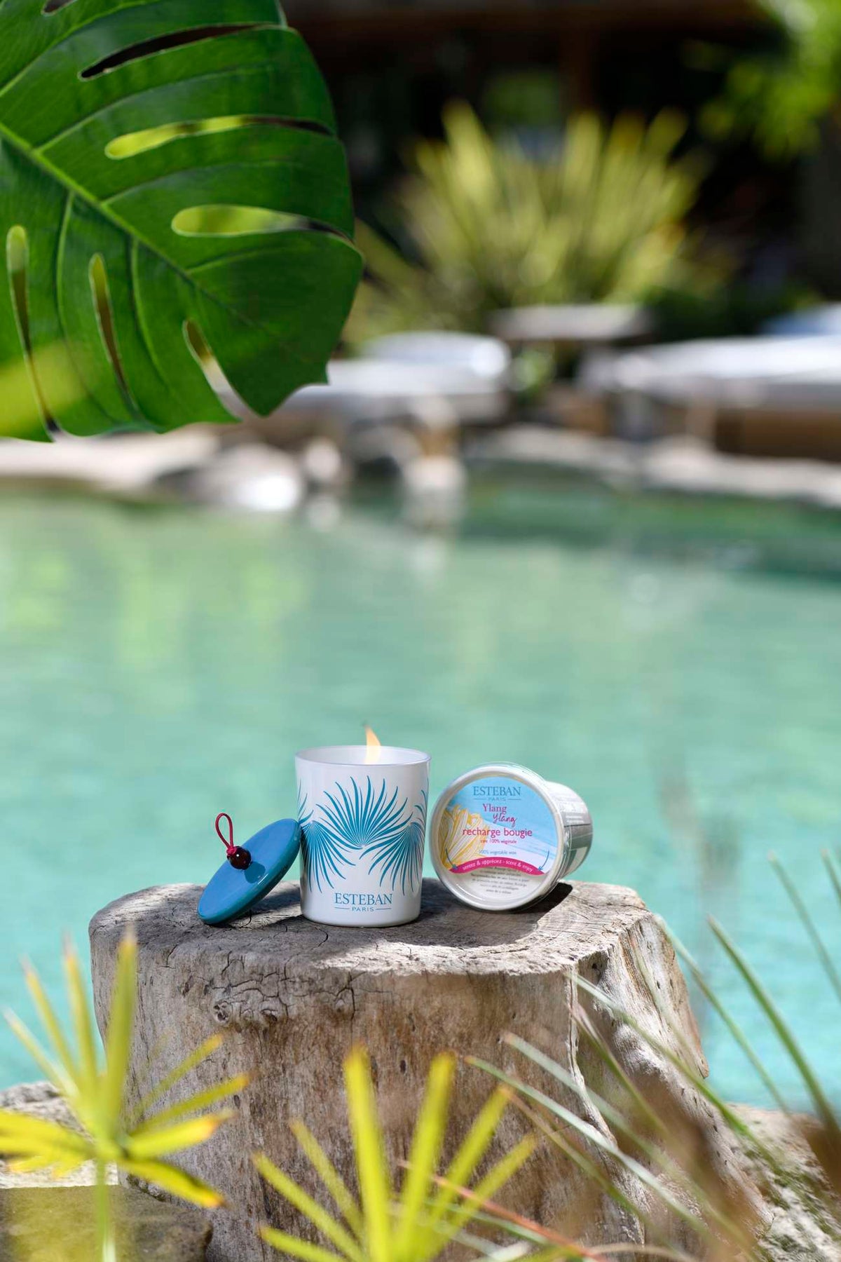 Bougie parfumée Estéban et parfum d’intérieur aux notes exotiques près d’une piscine